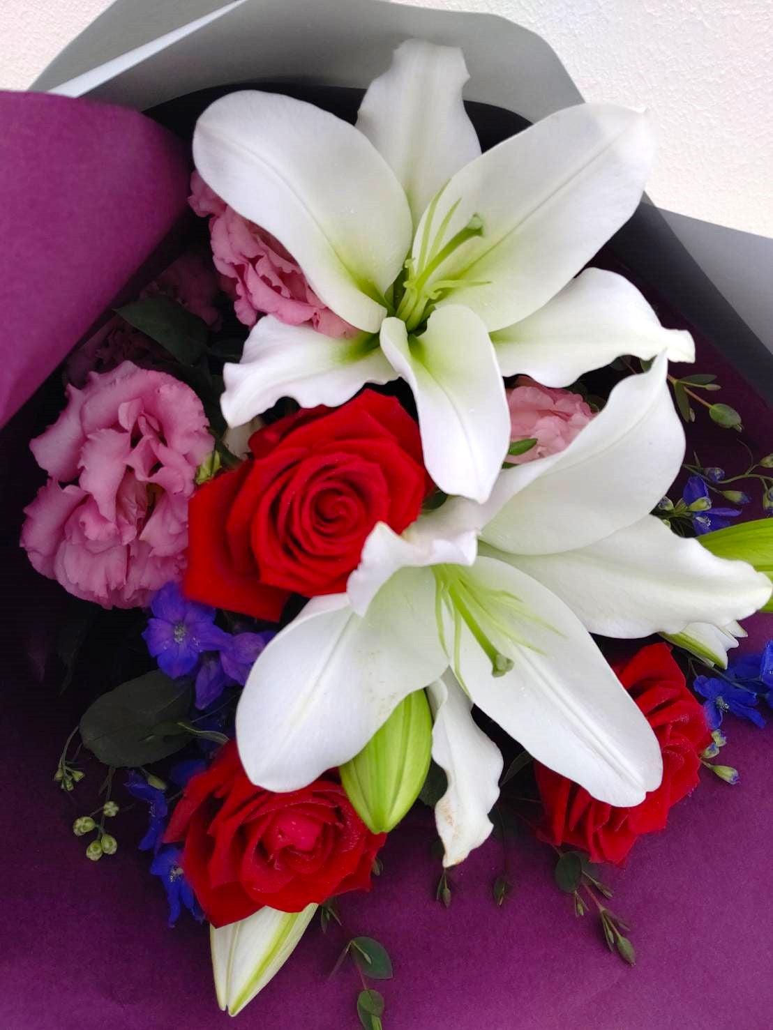 B-0701【上司への送別やお祝いに】ユリとバラを使った季節のおまかせ花束