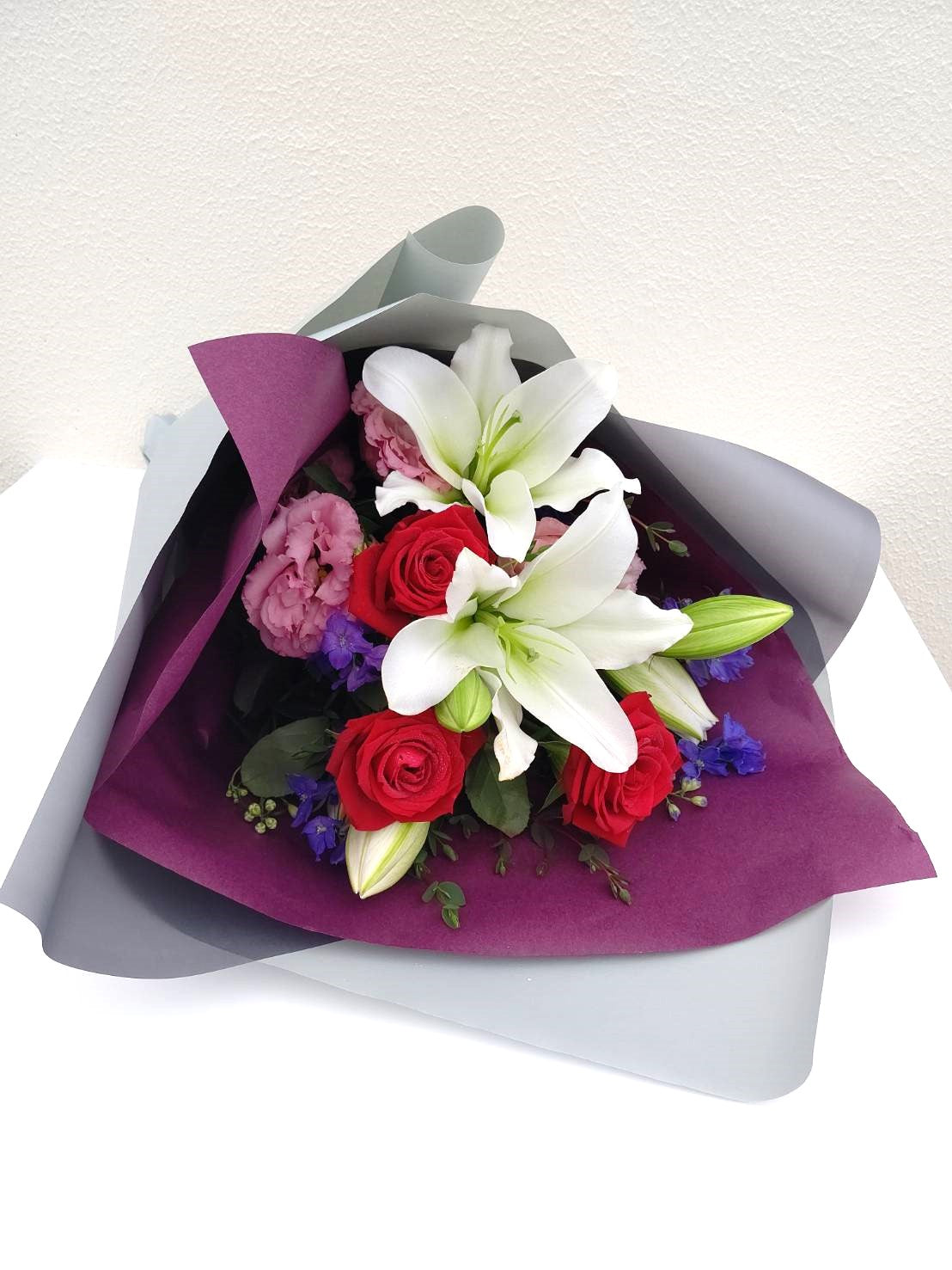 B-0701【上司への送別やお祝いに】ユリとバラを使った季節のおまかせ花束