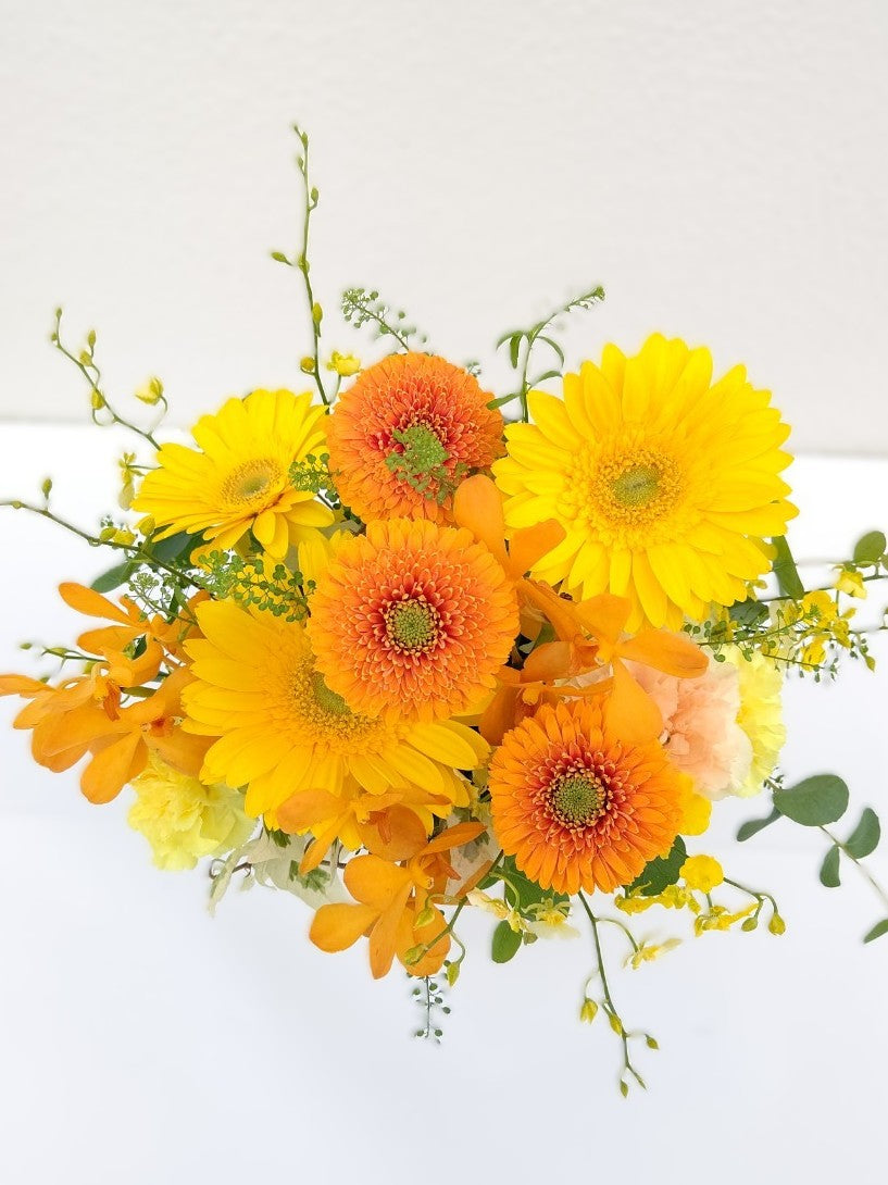多様な色の花のアレンジメント A-0551【明るく元気！】ビタミンカラーのアレンジメント – 福岡